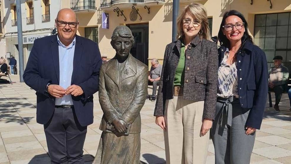 Autoridades junto a una escultura de María Zambrano