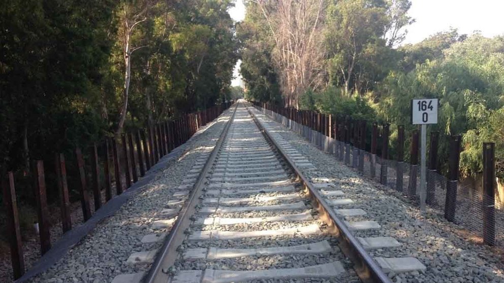 Tramo de vía férrea a la altura de La Almoraima, en Castellar de la Frontera