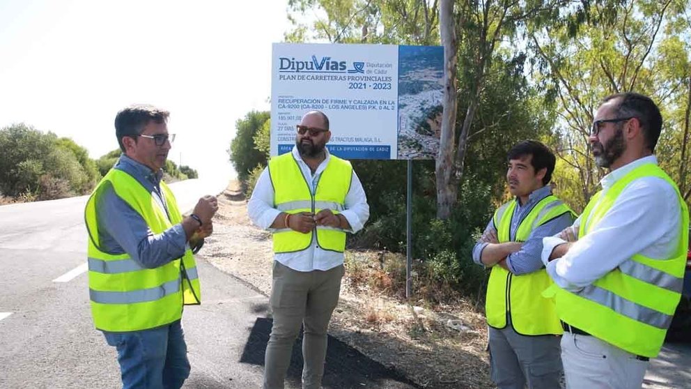 Autoridades y técnicos, en una de las vías mejoradas de Jimena de la Frontera