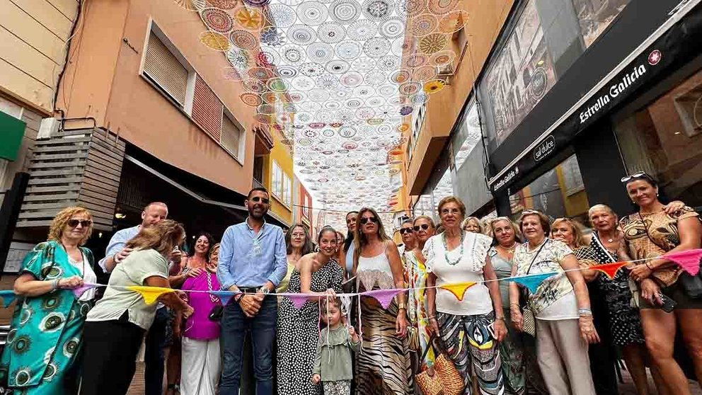 Momento de la inauguración de la calle de los mandalas en La Línea