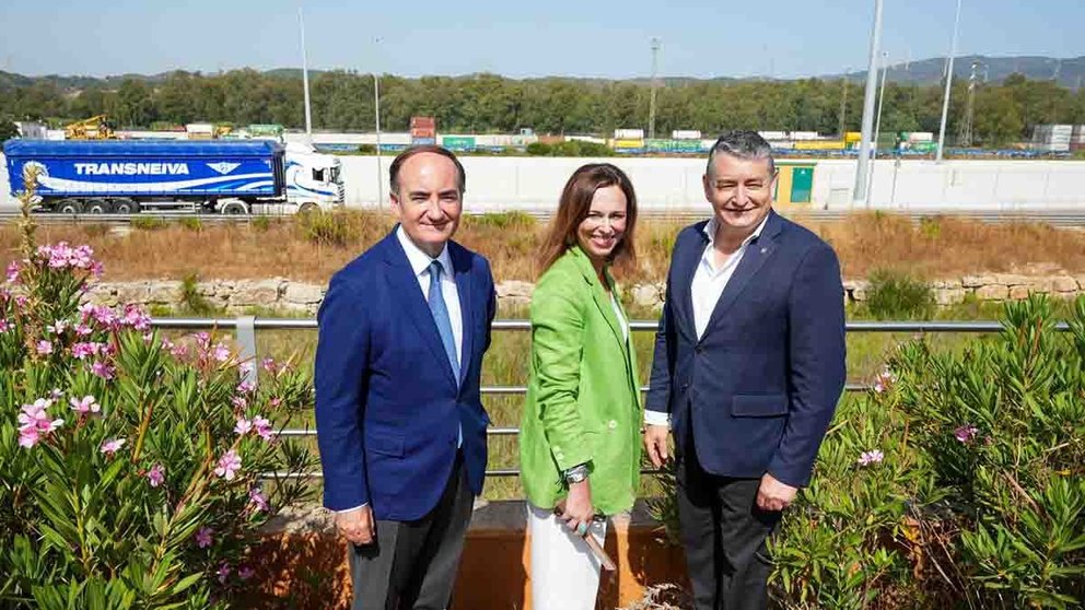 Autoridades políticas, durante la visita al Área Logística de San Roque